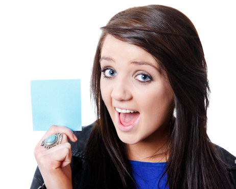 Pretty girl smilingly ofrece un mensaje azul en blanco photo