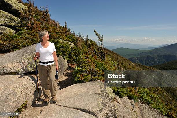 Donna Escursionismo E Guardare Il Sole Sulla Splendida Giornata - Fotografie stock e altre immagini di 50-54 anni