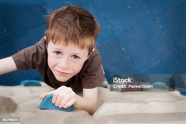 小さな男の子にクライミングウォールのプレイグラウンド - 子供のストックフォトや画像を多数ご用意 - 子供, クライミング, 岩山