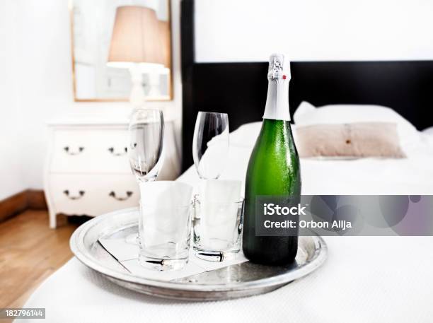 Champagner Im Hotel Stockfoto und mehr Bilder von Hotelzimmer - Hotelzimmer, Weinflasche, Bett