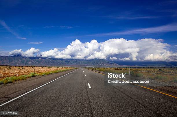 Lungo Strada Vuota - Fotografie stock e altre immagini di Asfalto - Asfalto, Autostrada, Autostrada a due corsie