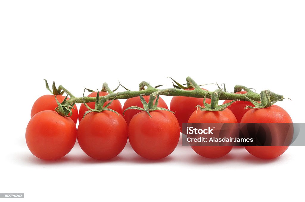 Tomates cerises sur une plante grimpante et vigne - Photo de Aliments et boissons libre de droits