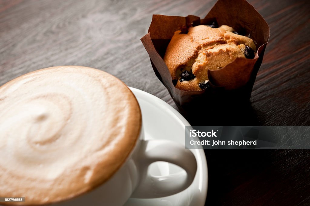 Capuchino y magdalena de arándanos - Foto de stock de Capuccino libre de derechos