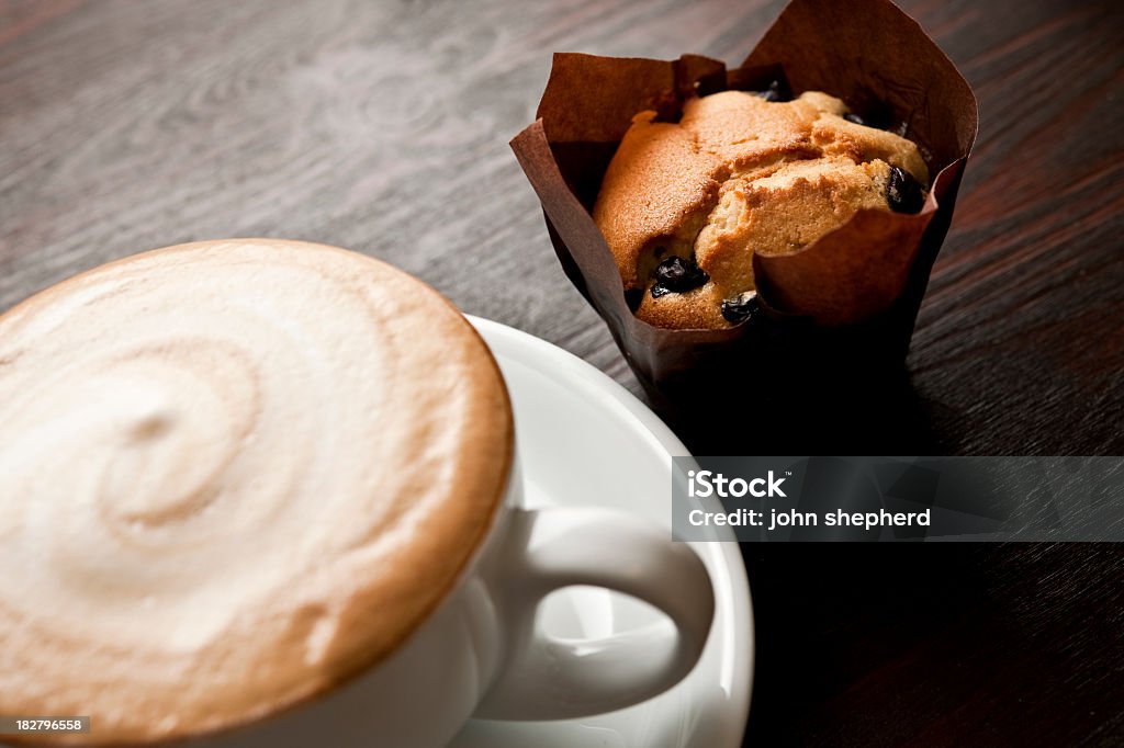 Cappuccino i muffin z jagodami - Zbiór zdjęć royalty-free (Bez ludzi)