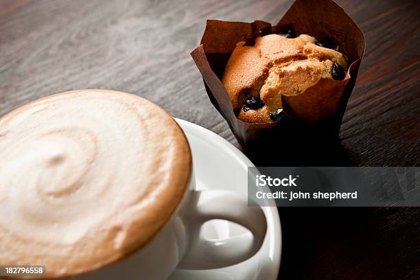 Cappuccino I Muffin Z Jagodami - zdjęcia stockowe i więcej obrazów Bez ludzi - Bez ludzi, Cappuccino, Fotografika