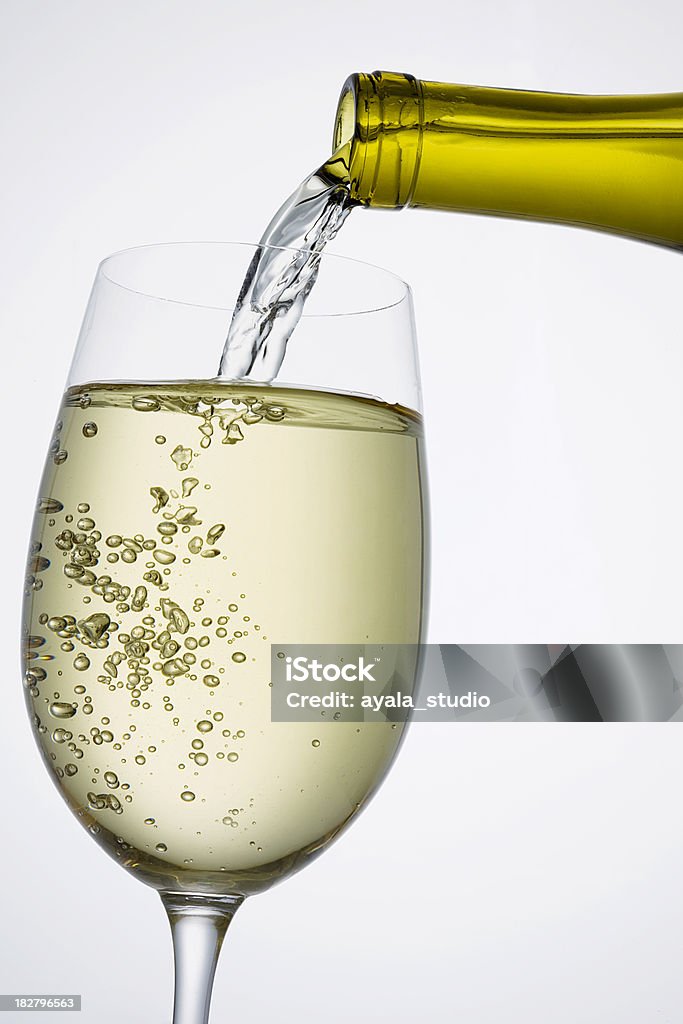 Białe wina, wlewając w Kieliszek do wina - Zbiór zdjęć royalty-free (Alkohol - napój)
