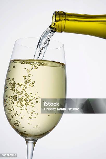 Białe Wina Wlewając W Kieliszek Do Wina - zdjęcia stockowe i więcej obrazów Alkohol - napój - Alkohol - napój, Bez ludzi, Białe wino