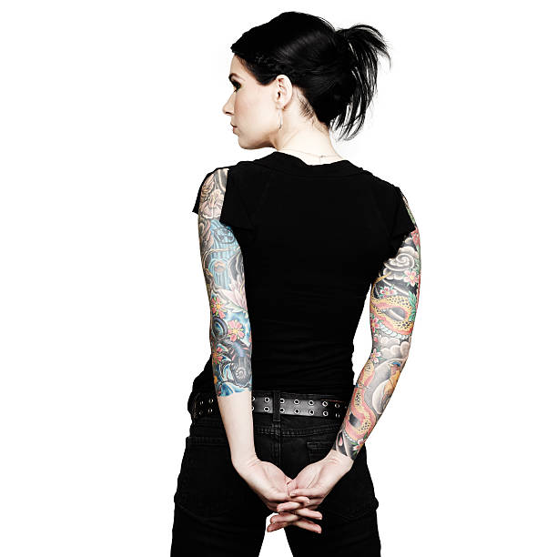 mulher com braços manga tatuagens interlaces seus dedos. vista traseira. - tattoo women back rear view - fotografias e filmes do acervo