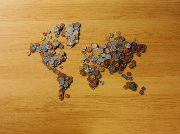 el mundo de las monedas en madera - usa the americas british coin map fotografías e imágenes de stock