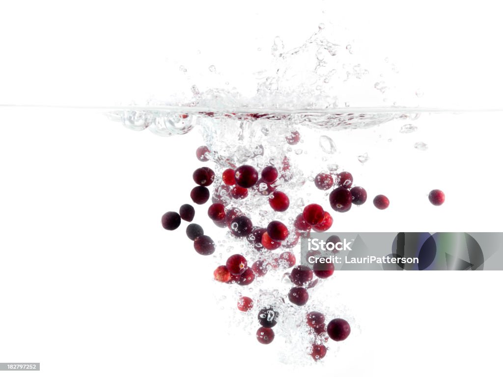 Cranberries, sumergirse en agua - Foto de stock de Arándano rojo - Fruta baya libre de derechos