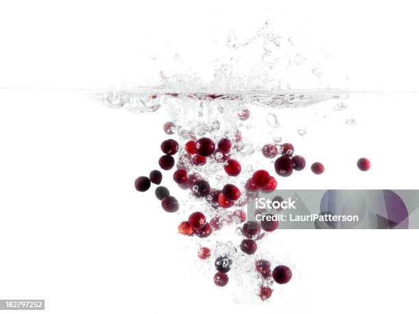 Cranberries Sumergirse En Agua Foto de stock y más banco de imágenes de Arándano rojo - Fruta baya - Arándano rojo - Fruta baya, Agua, Salpicar