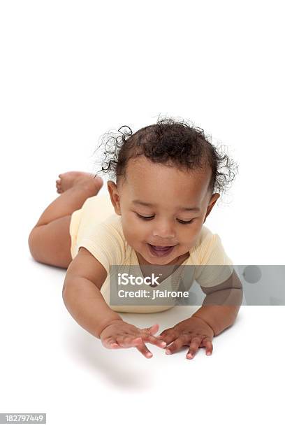 Ładny Dziecka Leżącego Na Brzuch - zdjęcia stockowe i więcej obrazów Niemowlę - Niemowlę, Afrykanin, Leżeć na brzuchu