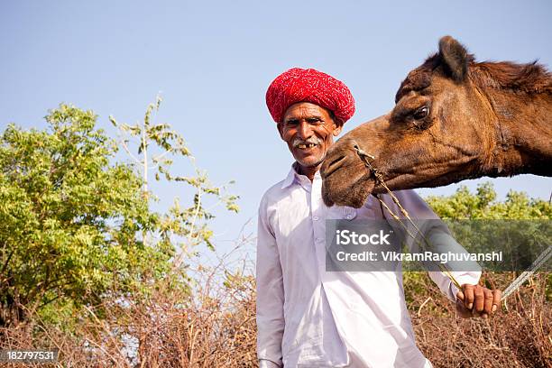 Tradizione Rurale Uomo Indiano Con Il Cammello Nel Rajasthan - Fotografie stock e altre immagini di 35-39 anni