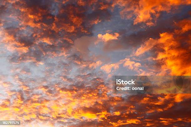Dramatyczne Niebo - zdjęcia stockowe i więcej obrazów Aura - Aura, Bez ludzi, Brzask