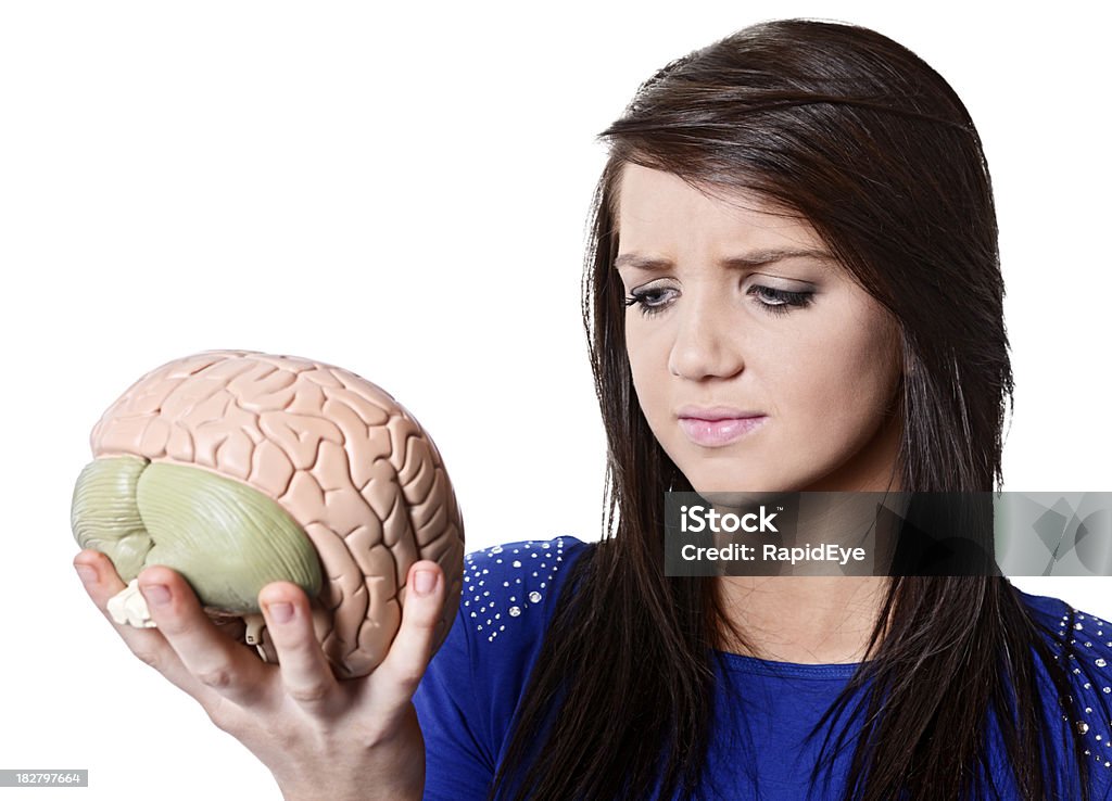 Giovane donna sembra worriedly al modello del cervello umano - Foto stock royalty-free di Telepatia