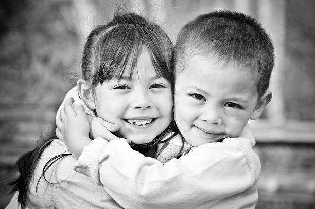 irmão amor - embracing smiling gap children only - fotografias e filmes do acervo