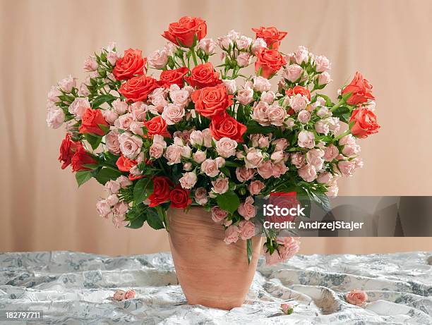 Foto de Buquê De Rosas e mais fotos de stock de Arranjo de Flores - Arranjo de Flores, Bouquet, Flor