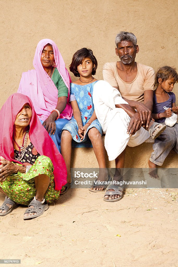 Tradizione rurale famiglia indiana in un villaggio del Rajasthan - Foto stock royalty-free di Famiglia