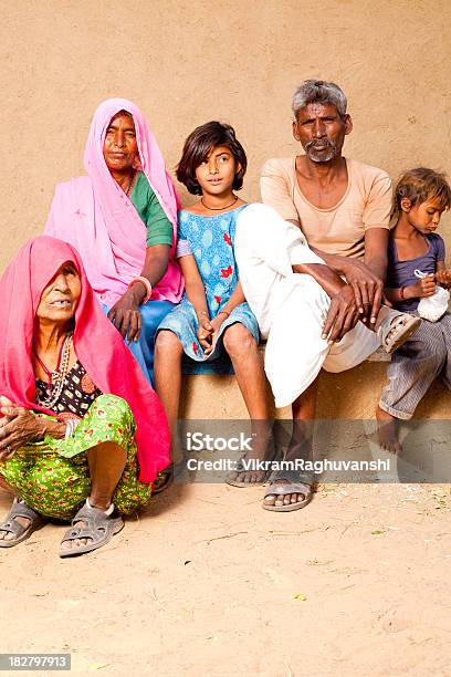 Tradizione Rurale Famiglia Indiana In Un Villaggio Del Rajasthan - Fotografie stock e altre immagini di Famiglia