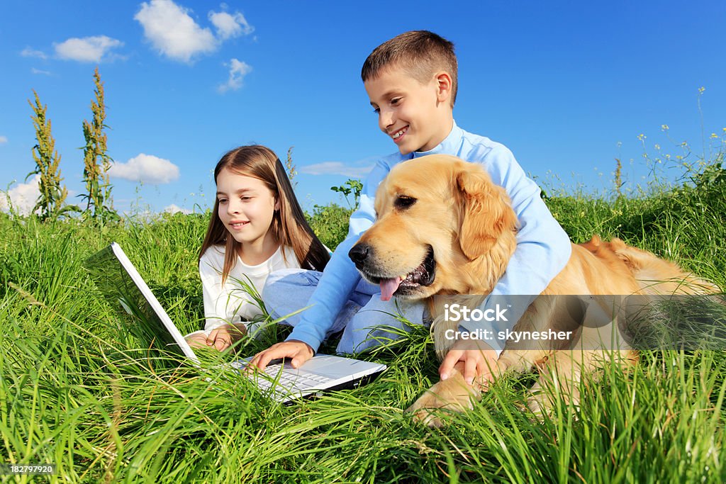 Kinder mit Hund ruhen auf der Wiese. - Lizenzfrei Bildung Stock-Foto