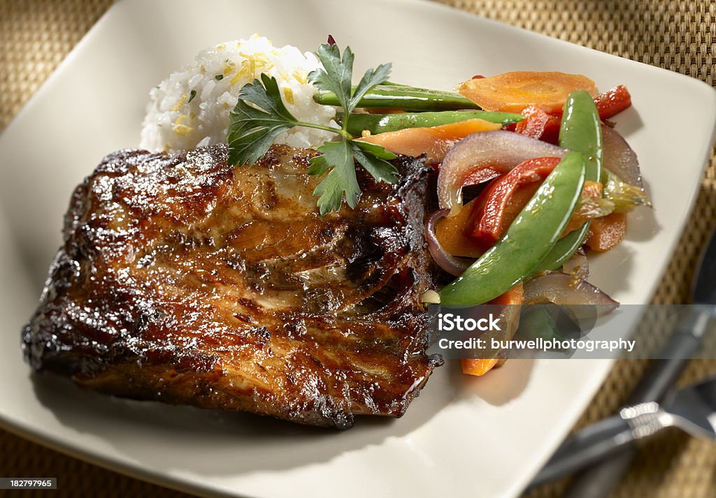 Asiatische gegrillten Spareribs mit stir-fry Gemüse - Lizenzfrei Grill-Zubereitung Stock-Foto