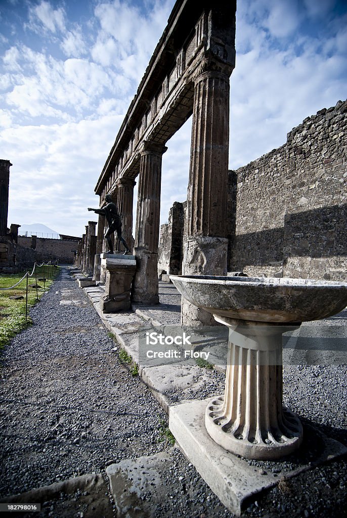 Old ruinas del templo de apolo de Pompeya - Foto de stock de Agua bendita libre de derechos