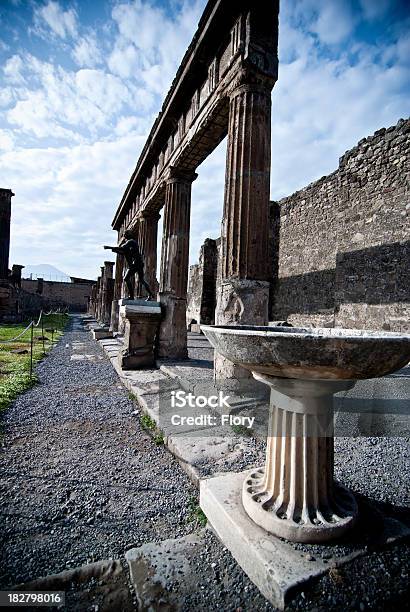 Vecchio Tempio Di Apollo Rovine Di Pompei - Fotografie stock e altre immagini di Acqua santa - Acqua santa, Altare, Antico - Condizione