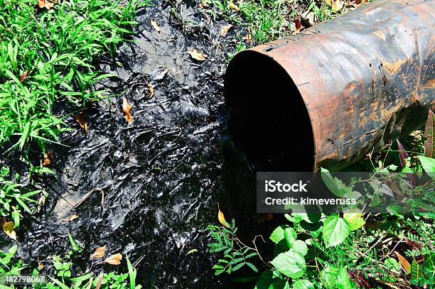 Derrame De Petróleo En El Tambor La Contaminación Desastre Medioambiental Foto de stock y más banco de imágenes de Derrame de petróleo