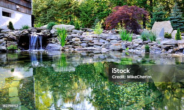 Tranquillo Giardino Pond - Fotografie stock e altre immagini di Acqua - Acqua, Acqua corrente, Acqua fluente