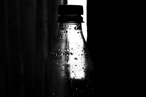 Water droplets sticking to the wall of an empty bottle, water balls sticking to the wall of the bottle.