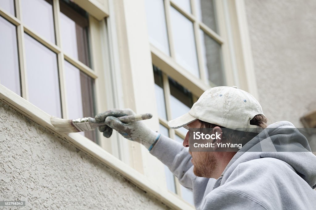 Casa di pittore pittura e riparazione esterno e finestre di casa - Foto stock royalty-free di Dipingere