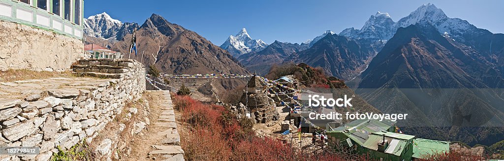 Casa de té Himalaya oración flags por estupa monte Everest trail Nepal - Foto de stock de En lo alto - Posición descriptiva libre de derechos