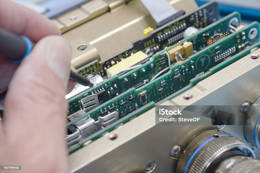 Solución de problemas de circuitos electrónicos - Foto de stock de Aparato de telecomunicación libre de derechos