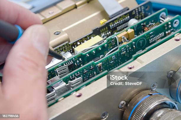 Foto de Solução De Problemas De Circuito Eletrônico e mais fotos de stock de Capacitor - Capacitor, Chip de computador, Cientista