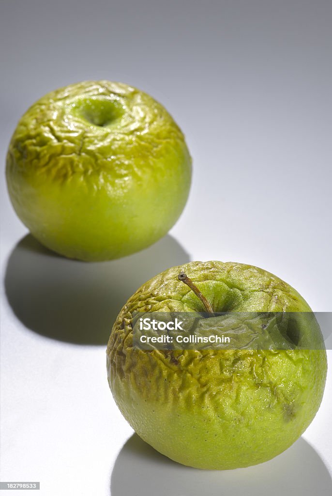 Par de media rotten green apple - Foto de stock de Alimento libre de derechos