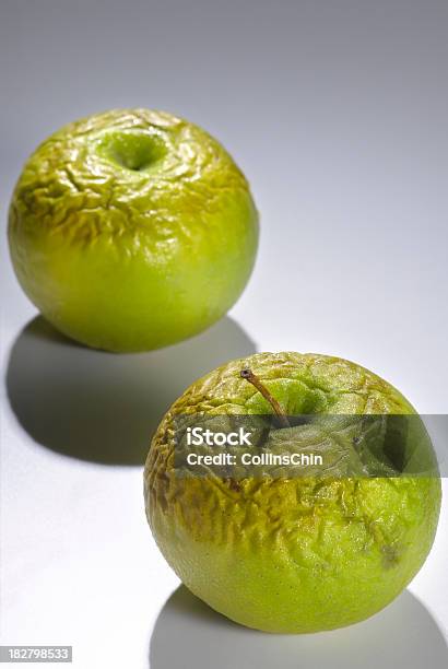 Par De Media Rotten Green Apple Foto de stock y más banco de imágenes de Alimento - Alimento, Antihigiénico, Arrugado