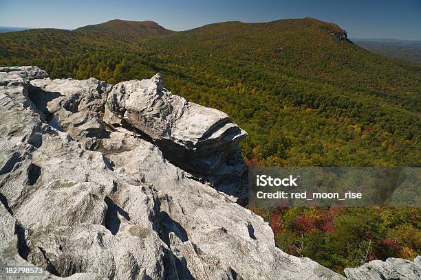 Carolina Del Norte Caída En Colgar Rock State Park Foto de stock y más banco de imágenes de Colgar