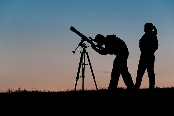 duas pessoas no uma astronomia club, observando diária - telescópio astronômico - fotografias e filmes do acervo