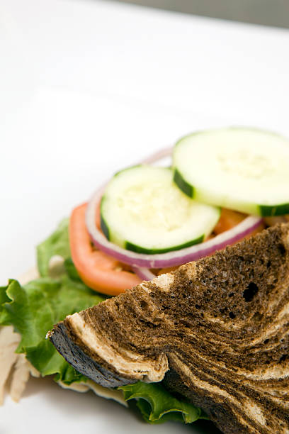 reuben sandwich sanduíche de peru em pão de centeio - sandwich reuben sandwich dining bread - fotografias e filmes do acervo