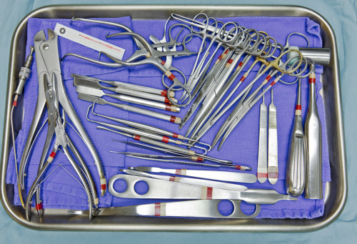 Instrumentos quirúrgicos listo para usar en bandeja photo