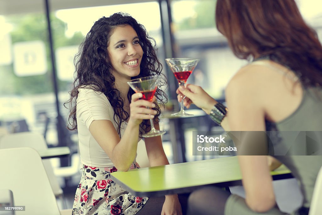Девушки в «louge бар - Стоковые фото Алкоголь - напиток роялти-фри