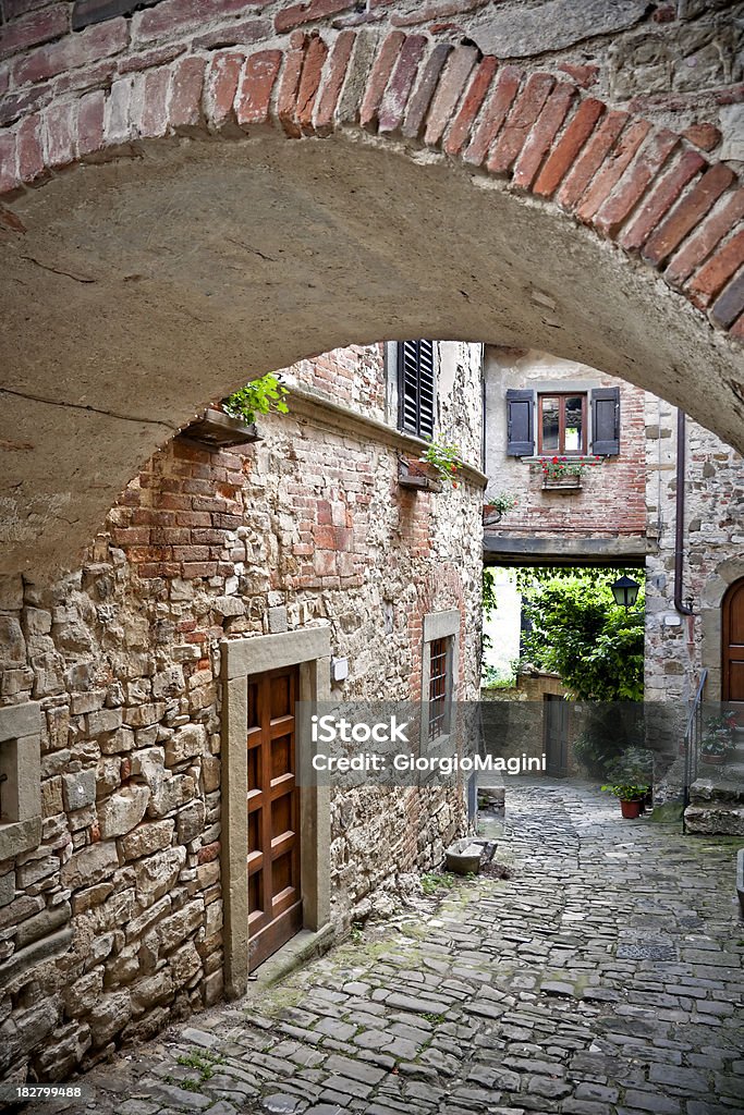 Arcaico Beco com arco em uma aldeia Tuscan, Região de Chianti - Royalty-free Aldeia Foto de stock
