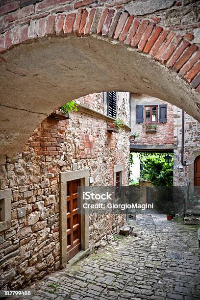 Arcaico Beco Com Arco Em Uma Aldeia Tuscan Região De Chianti - Fotografias de stock e mais imagens de Aldeia