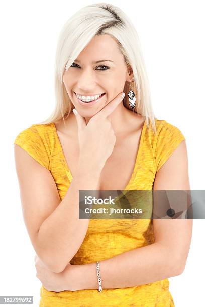 매력적인 젊은 여자 치아교정기 20-29세에 대한 스톡 사진 및 기타 이미지 - 20-29세, T 셔츠, 갈색 눈