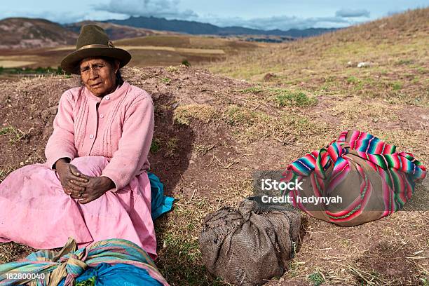 Photo libre de droit de Femme En Vêtements National Péruvien La Vallée Sacrée Des Incas Au Pérou banque d'images et plus d'images libres de droit de Adulte