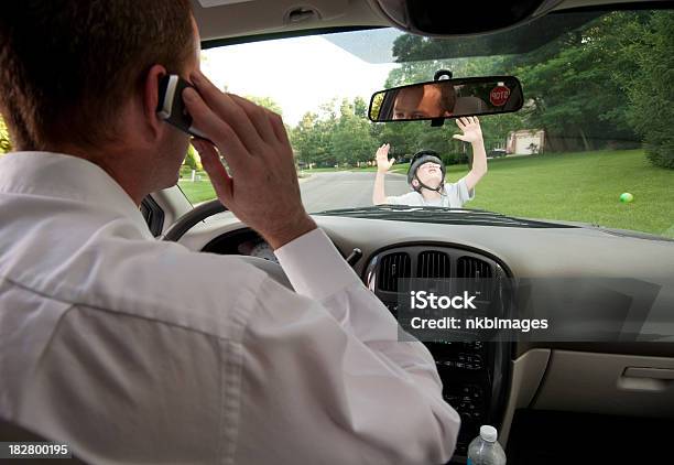 Photo libre de droit de Fatigué Homme Daffaires Distrait Par Voiture Et Tubes Pour Téléphone Portable Enfant banque d'images et plus d'images libres de droit de Danger