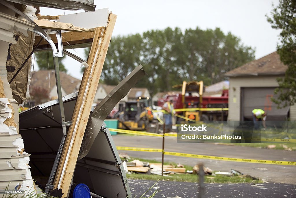 Tornado daños limpieza en un vecindario residencial - Foto de stock de Limpieza ambiental libre de derechos