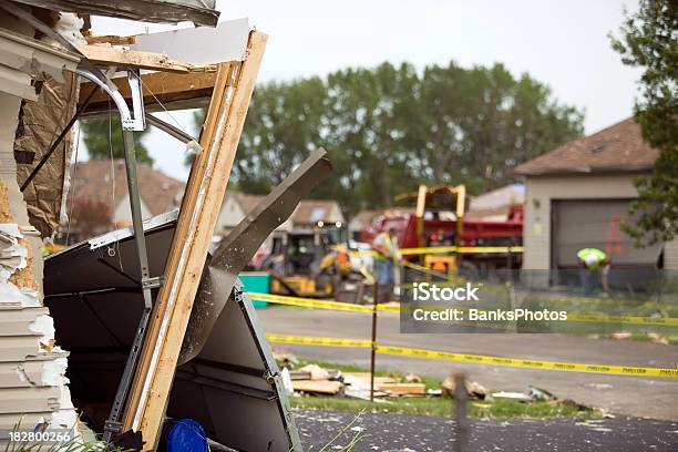 Tornado Uszkodzenia Czyszczenia W Dzielnicy Mieszkaniowej - zdjęcia stockowe i więcej obrazów Usuwanie zanieczyszczeń