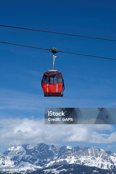 Foto de Red Teleférico Contra Um Céu Azul e mais fotos de stock de Azul - Azul, Cabo de Aço, Céu - Fenômeno natural