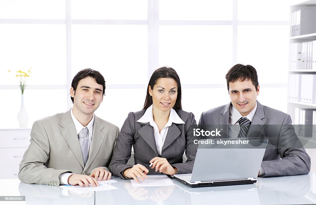 Três colegas de trabalho Olhando para a Câmera no escritório. - Royalty-free Adulto Foto de stock